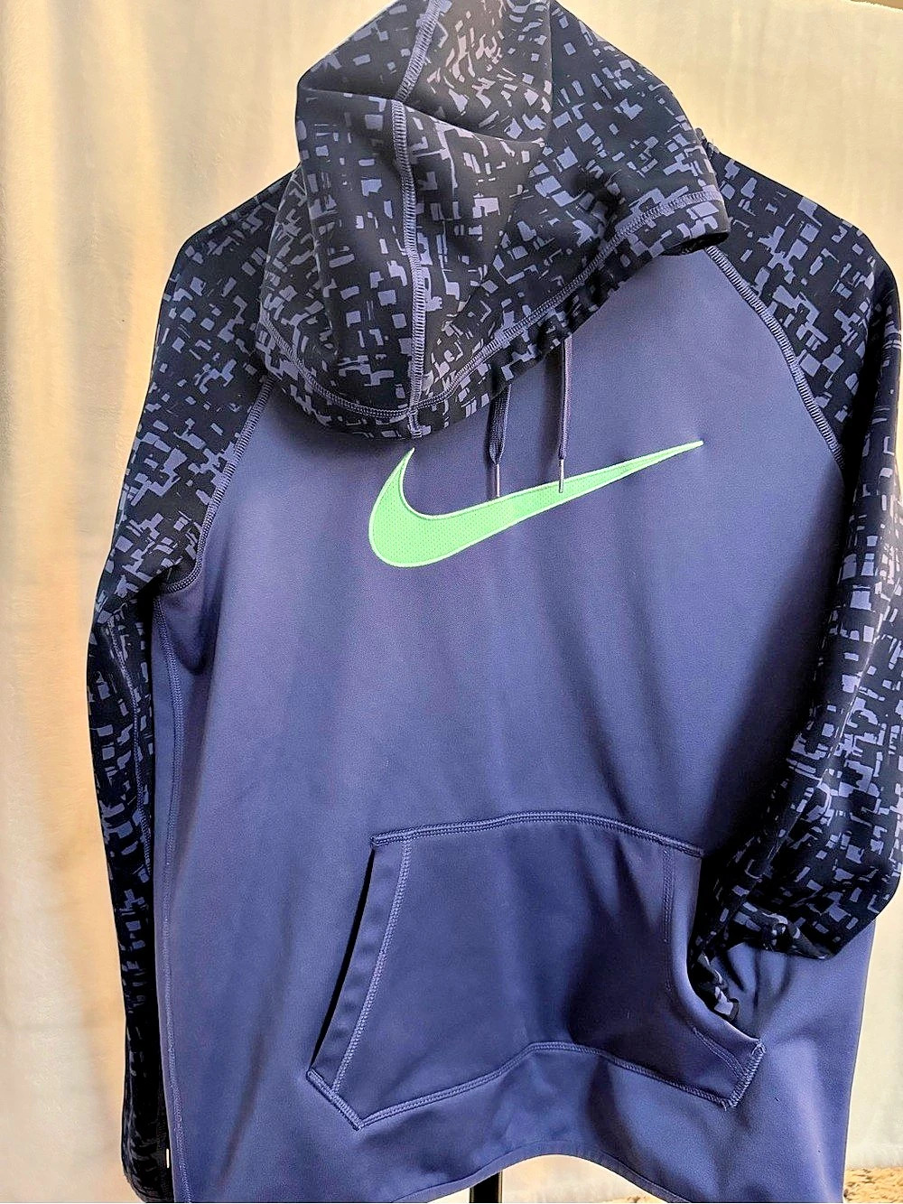 Nike Dri-FIT women’s Pullover Hoodie size Medium